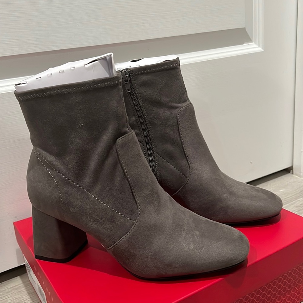 Cute grey heeled boots size 9W